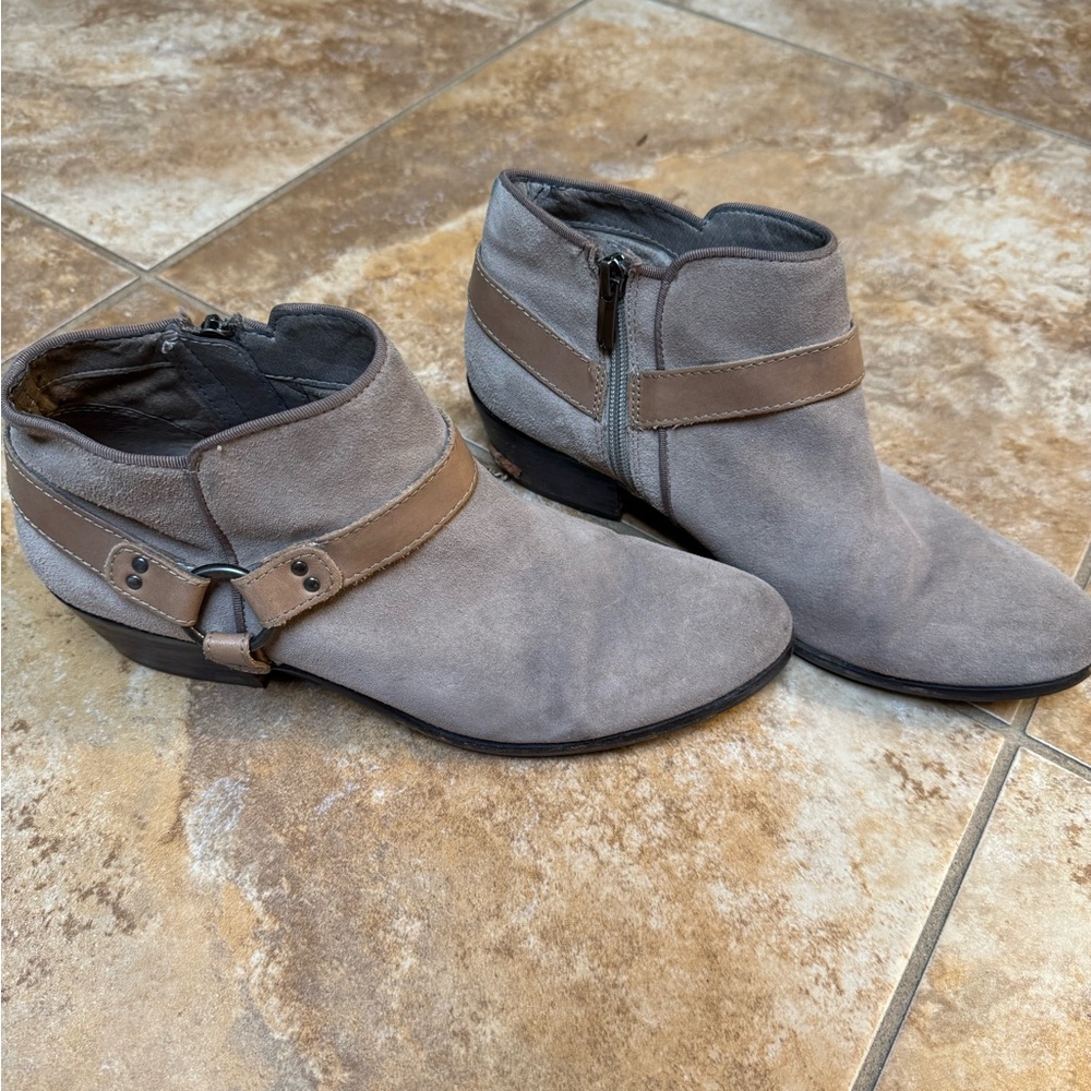 Suede feel light taupe bootie’s with leather strap detail